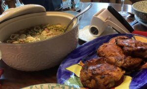 Pasta e piselli con pancetta e cosce di pollo disossate