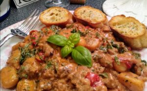 Gnocchi piccanti in padella con salsiccia