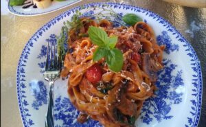 Salsiccia piccante e tagliatelle in salsa di pomodoro arrosto
