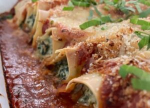 Cannelloni ricotta e spinaci in salsa di pomodoro