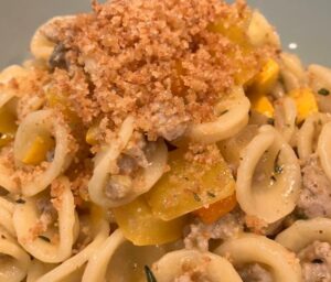 Orecchiette con zucchine peperoni e salsiccia dolce