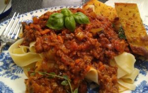 Salsiccia piccante e hamburger alla bolognese con Pappardelle