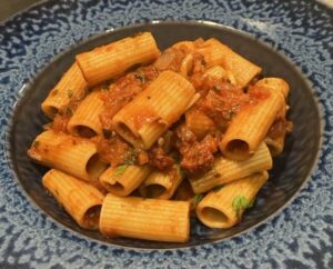 Rigatone con sugo finto