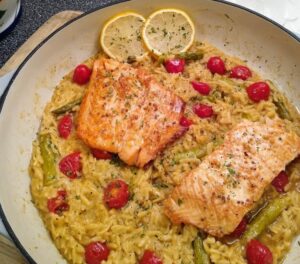 Salmone in una pasta orzo cremosa all'aneto e limone