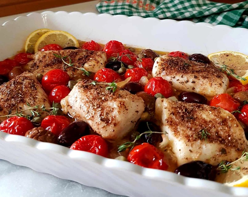 MERLUZZO AL FORNO CON POMODORINI OLIVE E CAPPERI