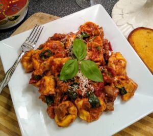 Salsiccia italiana piccante e tortellini